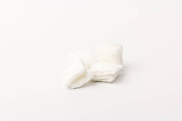 Gazę dentystyczną. Produkt wyposażenia medycznego, sterylne tampony bawełniane - Zdjęcie, obraz