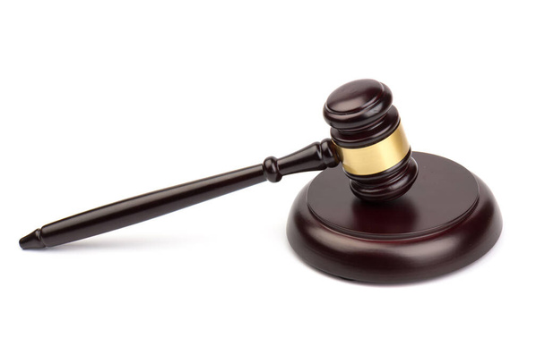 Marteau de juge en bois avec un support sur fond blanc. Droit, justice et vente aux enchères. - Photo, image