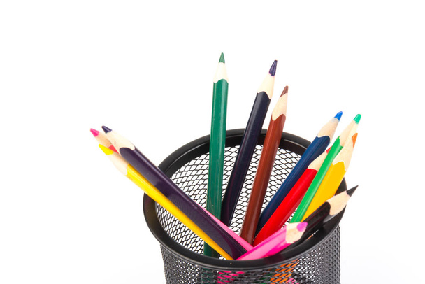 Színes ceruzák dróthálós csésze fehér háttér, oktatás vagy vissza az iskolába koncepció - Fotó, kép
