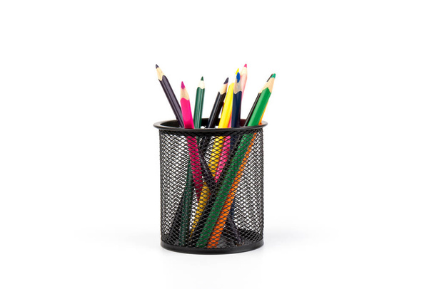 Lápices coloridos en taza de malla de alambre sobre fondo blanco, educación o concepto de vuelta a la escuela - Foto, Imagen