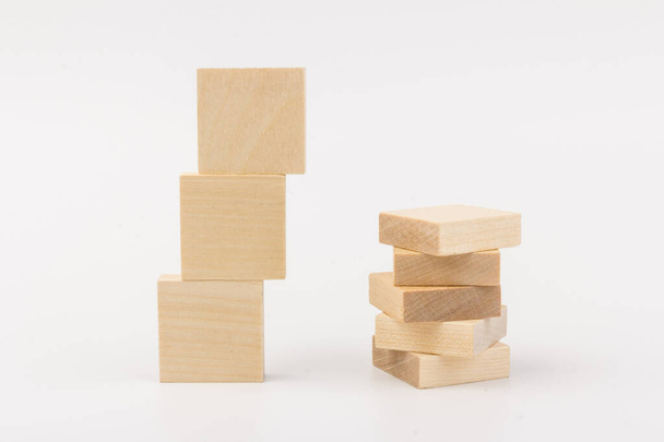 Concept van de groei in het bedrijfsleven, stapel van houten blok op witte achtergrond - Foto, afbeelding