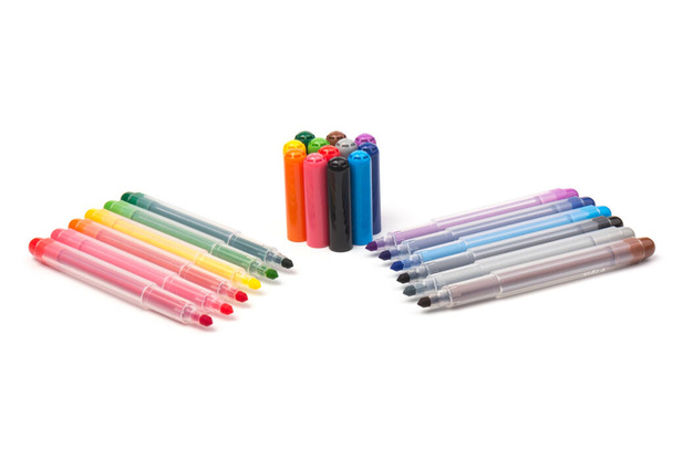 Барвисті маркерні ручки ізольовані на білому тлі. Діти яскраві інструменти для малювання, різноманітна кольорова палітра. Елементи дизайну офісних майстрів
 - Фото, зображення