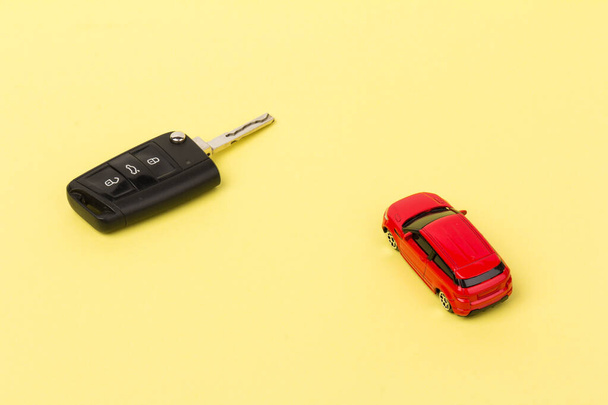 Rotes Auto und Schlüssel. Konzept des Autokredits, Kauf eines neuen Autos. - Foto, Bild