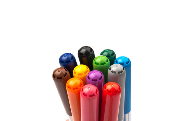 Pennarelli colorati isolati su sfondo bianco. Bambini vividi strumenti di pittura, varie tavolozze di colori. Evidenziatori per ufficio elementi di design - Foto, immagini