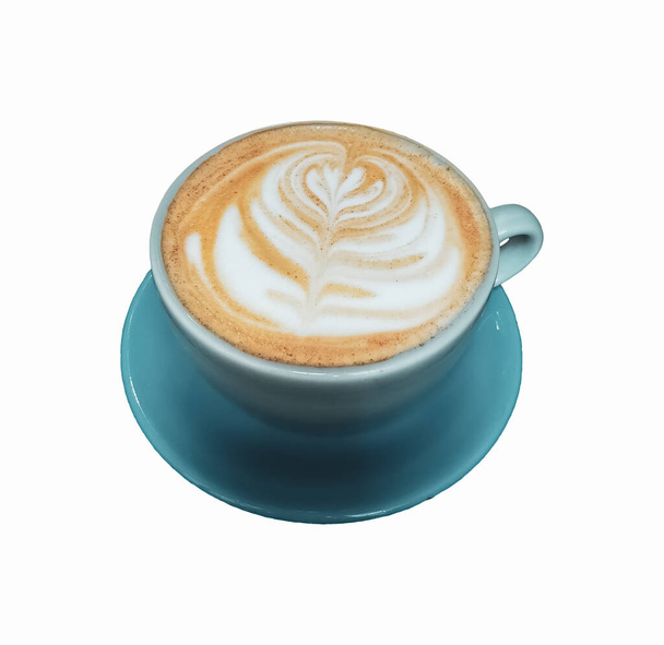 Blauwe keramische mok met cappuccino met het ontwerp van een piek in melkschuim. Witte achtergrond. - Foto, afbeelding