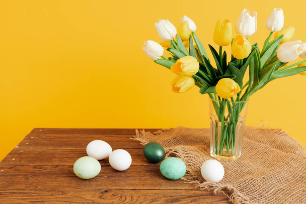 Easter eggs bouquet of flowers Spring holiday yellow background - Foto, Bild