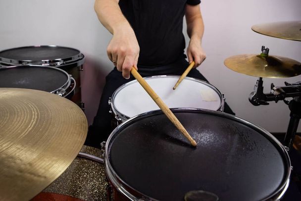 Επαγγελματικό drum set closeup. ντράμερ με drumsticks που παίζει τύμπανα και κύμβαλα, στη ζωντανή μουσική ροκ συναυλία ή στο στούντιο ηχογράφησης    - Φωτογραφία, εικόνα