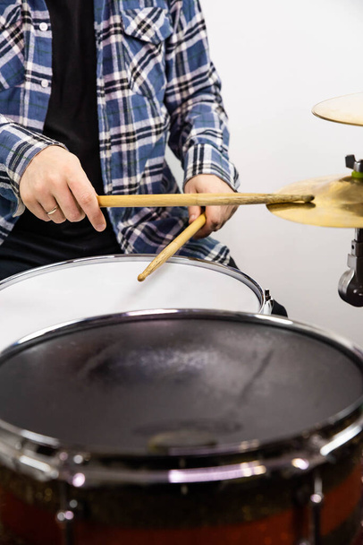 Conjunto de tambores profissional close-up. Baterista homem com baquetas tocando bateria e pratos, no concerto de música rock ao vivo ou em estúdio de gravação    - Foto, Imagem