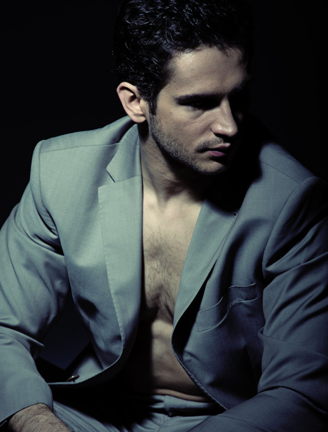 Serious muscular man wearing suit - Valokuva, kuva