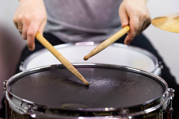 Επαγγελματικό drum set closeup. ντράμερ με drumsticks που παίζει τύμπανα και κύμβαλα, στη ζωντανή μουσική ροκ συναυλία ή στο στούντιο ηχογράφησης    - Φωτογραφία, εικόνα