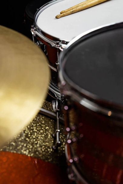 Closeup de baquetas deitado sobre o conjunto de tambores profissional. Equipamento de baterista.  - Foto, Imagem