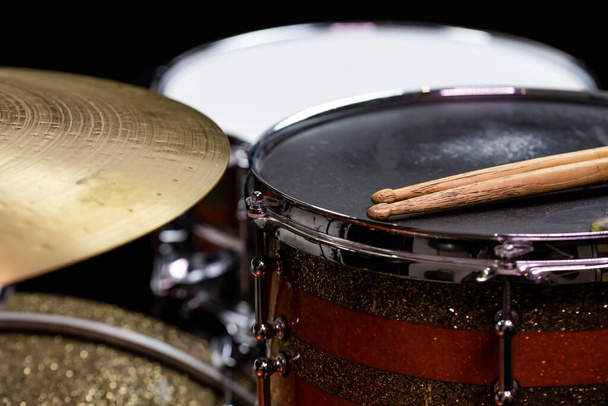 Closeup de baquetas deitado sobre o conjunto de tambores profissional. Equipamento de baterista.  - Foto, Imagem