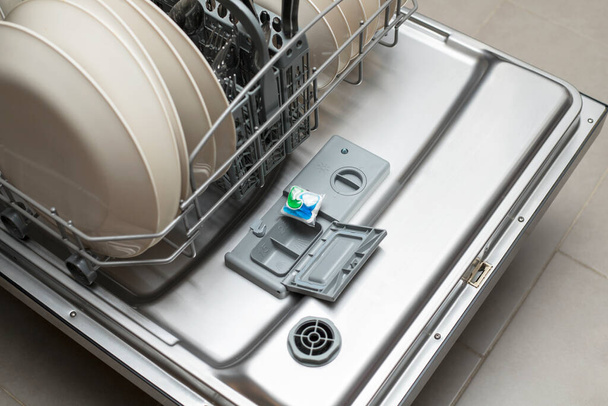 Máquina de lavar louça com pratos e cápsula detergente na cozinha - Foto, Imagem