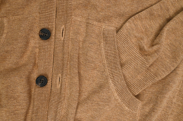 Jersey marrón con botones, de cerca. Foto de alta calidad - Foto, Imagen