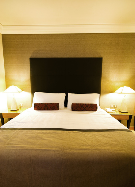 Double bed in de hotelkamer - Foto, afbeelding