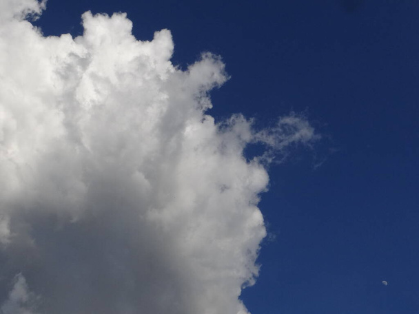 Koyu mavi gökyüzü, pamuk bulutları - Fotoğraf, Görsel