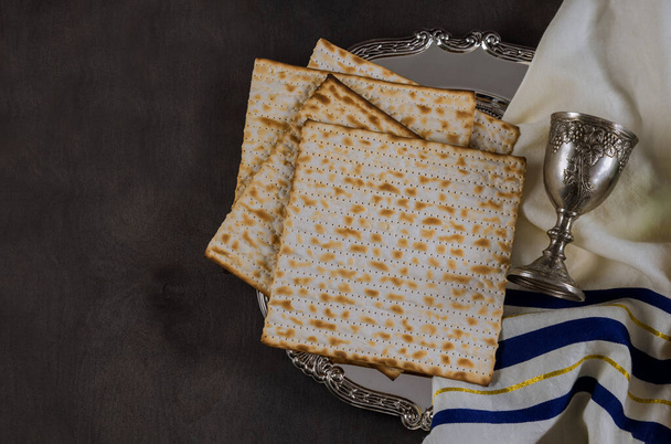 Pessah célébration traditionnelle juive avec tasse vin casher matzah pendant les vacances de la Pâque - Photo, image