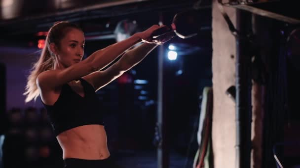 Νεαρή αθλητική γυναίκα που γυμνάζεται στο γυμναστήριο - Πλάνα, βίντεο