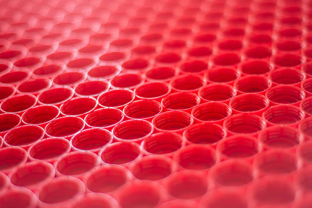 переработка пластика концепции. красный абстрактный фон пластиковых колпачков из бутылки, вид сверху, короткий фокус - Фото, изображение