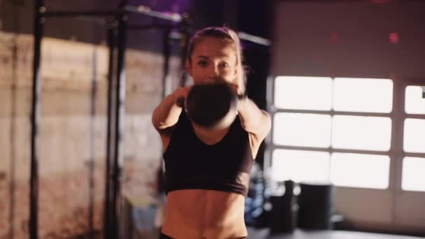 Slim Γυναικεία προπόνηση αθλητής σκληρά στο Health Club - Πλάνα, βίντεο