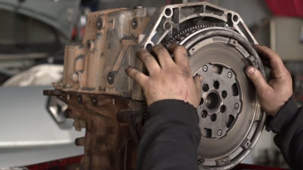 Automobile meccanico installato Volano in officina di riparazione sul filmato del motore dell'auto. - Filmati, video