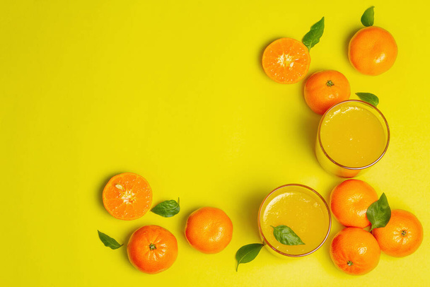 Taze portakal ve mandalinalardan tatlı meyve jölesi. Parlak sarı arka planda güneşli ve sağlıklı bir tatlı - Fotoğraf, Görsel