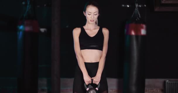 Αθλητική γυναίκα κάνει προπόνηση στο γυμναστήριο - Πλάνα, βίντεο