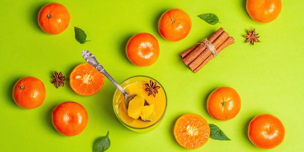 Taze portakal ve mandalinalardan tatlı meyve jölesi. Açık yeşil arka planda mis kokulu, güneşli, sağlıklı bir tatlı. - Fotoğraf, Görsel