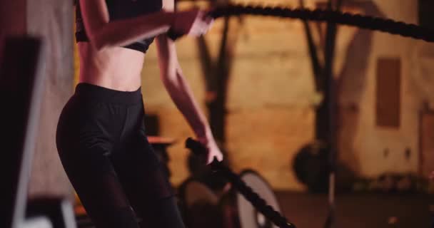 Deportiva mujer haciendo ejercicio en el gimnasio de entrenamiento funcional - Metraje, vídeo