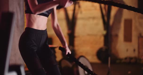 Sportliche Frau turnt im Functional Training Gym - Filmmaterial, Video