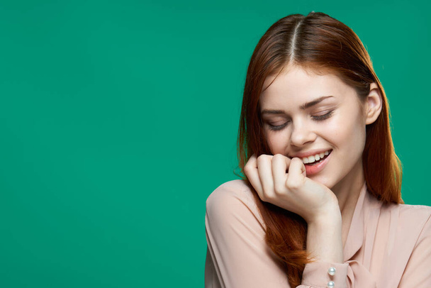 όμορφη γυναίκα συναισθήματα χέρι κοντά στο πρόσωπο καλλυντικά στούντιο πράσινο φόντο - Φωτογραφία, εικόνα