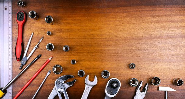 Différents outils pour la mécanique et la mesure sur un fond de texture de bois brun - Photo, image