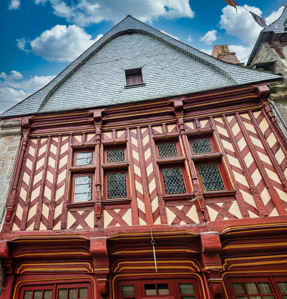 Традиционные дома в Vitre - Бретань, департамент Ille-et-Vilaine Франции 08.08.2018 - Фото, изображение