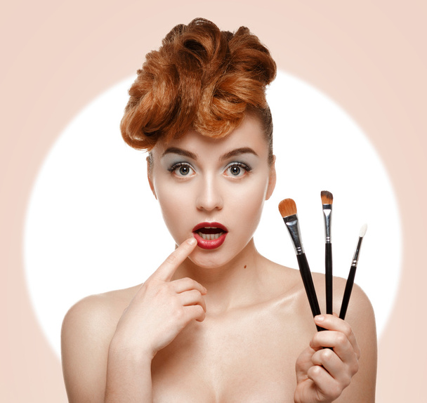 Schönheitsporträt einer hübschen Frau mit Pinsel für Make-up - Foto, Bild