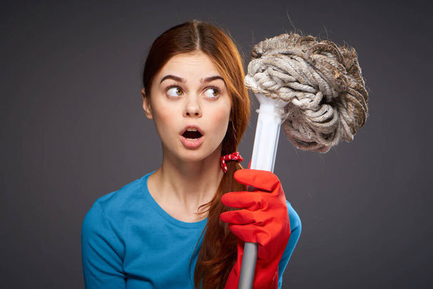 schoonmaakster houden in handen service schoonmaken huishoudelijk werk levensstijl - Foto, afbeelding