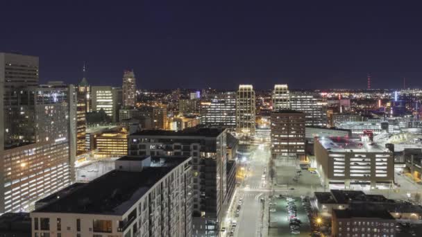 Una toma nocturna de gran angular de capas de edificios de Minneapolis y tráfico a nivel de calle 4K UHD Timelapse - Metraje, vídeo