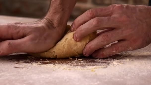 Kädet vanhempi ammatillinen kokki vaivaamista jauhotaikina pastaa. Eläkkeellä nauttia uudesta harrastus tehdä kotitekoinen pasta lähikuva  - Materiaali, video