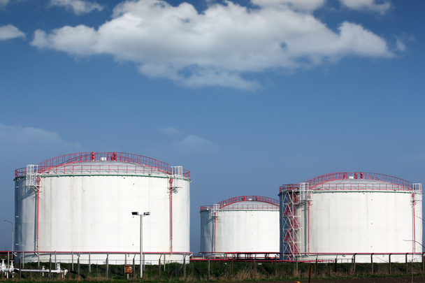 δεξαμενές των διυλιστηρίων πετρελαίου βιομηχανίας στο πεδίο - Φωτογραφία, εικόνα