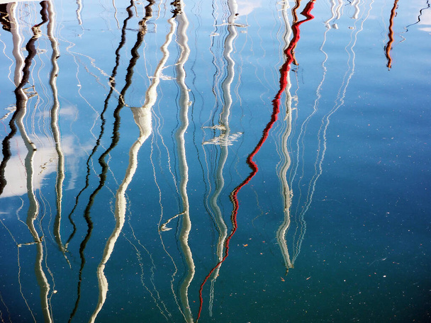 Bunte Segelbootmasten, die sich im Meer spiegeln, Griechenland - Foto, Bild