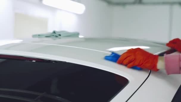 ручное применение нано керамической защиты кузова автомобиля - Кадры, видео