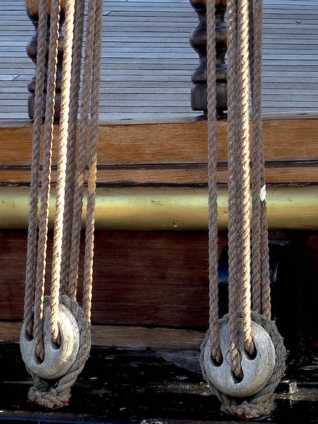 Zbliżenie do drewnianej łodzi na przystani w Grecji - Zdjęcie, obraz