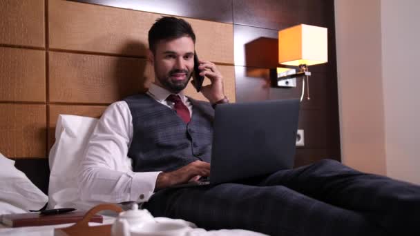 Glücklicher Geschäftsmann jubelt bei Telefonat - Filmmaterial, Video