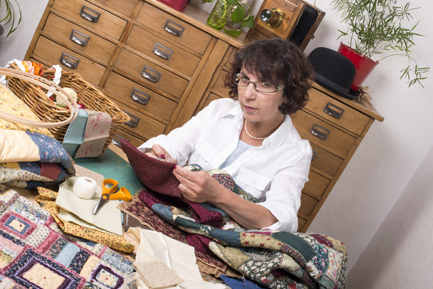Зрелая женщина, шитье и стегание одеял
 - Фото, изображение