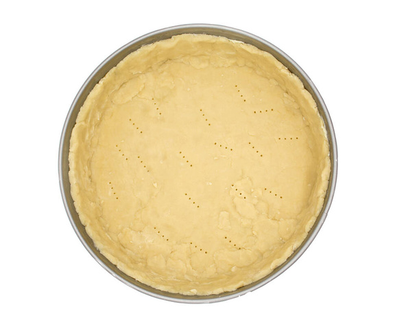Pastelaria cru shortcrust em um molde de bolo, vista superior - Foto, Imagem