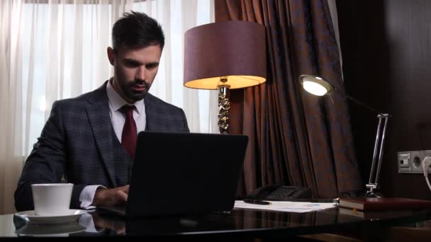 Gran jefe serio que trabaja en el ordenador portátil en la oficina - Metraje, vídeo