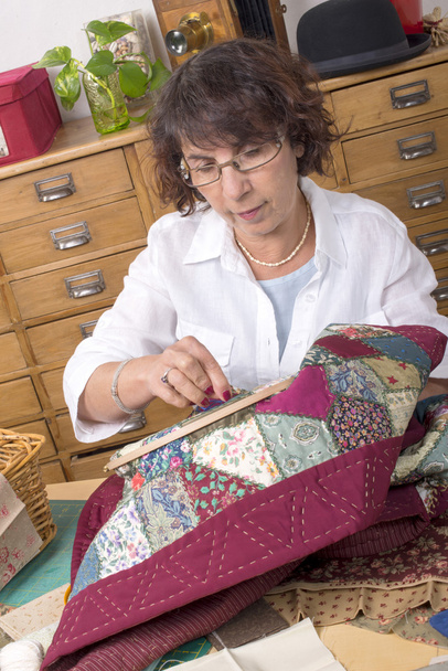 Зрелая женщина, шитье и стегание одеял
 - Фото, изображение