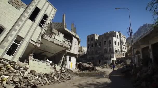 Taiz / Jemen - 04 dec 2016: Een Jemenitisch huis verwoest door de oorlog in Taiz, Jemen - Video
