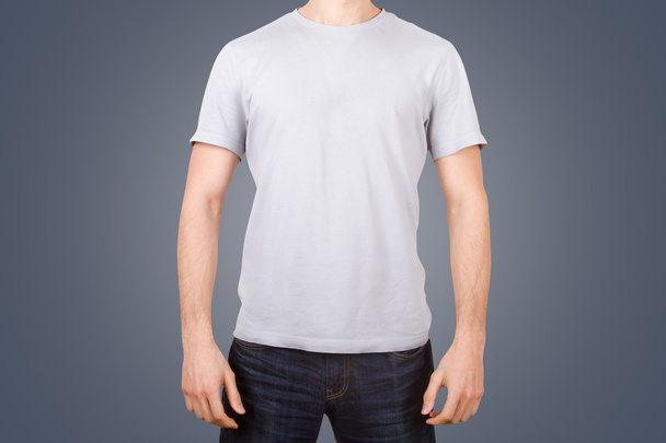 Camiseta blanca en el hombre joven
 - Foto, imagen