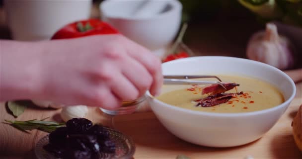 Verse voedselingrediënten op houten tafel in de keuken - Video