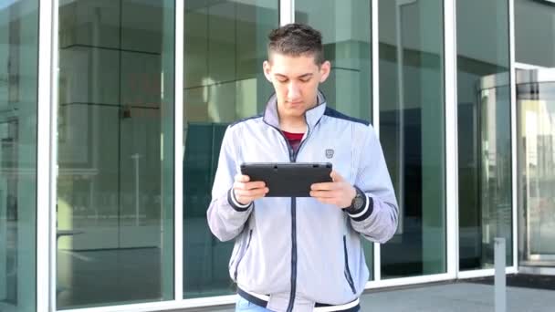 Man works on a tablet - Filmati, video